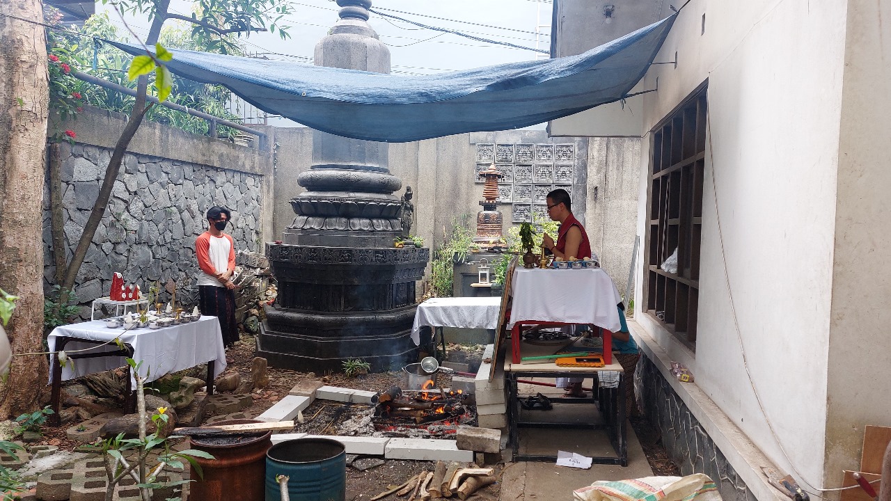 Y.M. Tenzin Konchog melakukan Puja Api di Taman Stupa Kadam Choeling Bandung